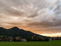 Abendwolken über Aschau beginnen in orangem Licht zu leuchten